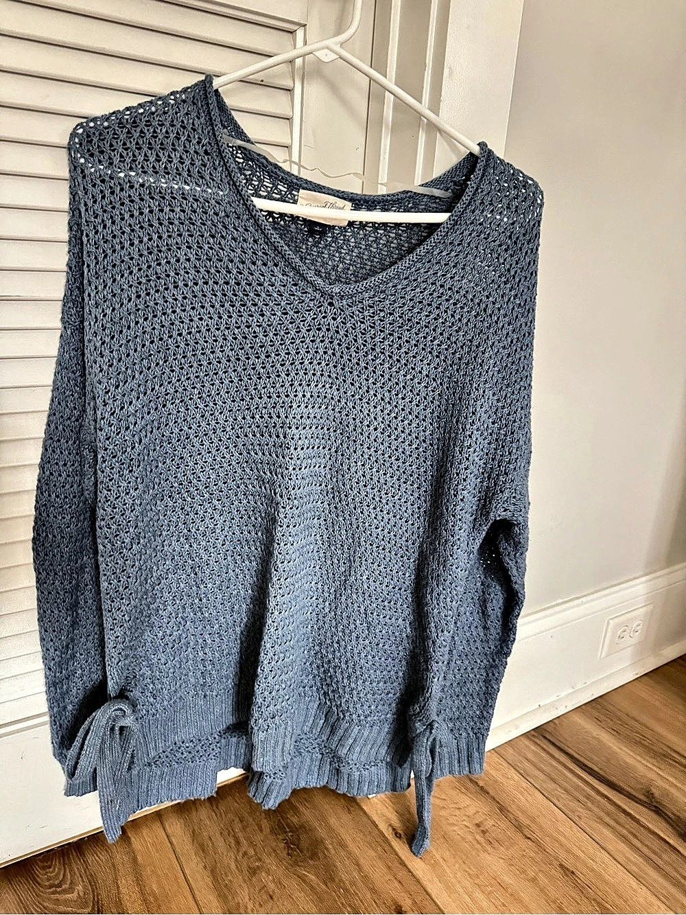 Universal Thread Textured Knit V-Neck Sweater in Blue Size Small Like New